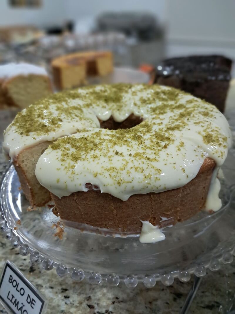 Bolo de limão com cobertura