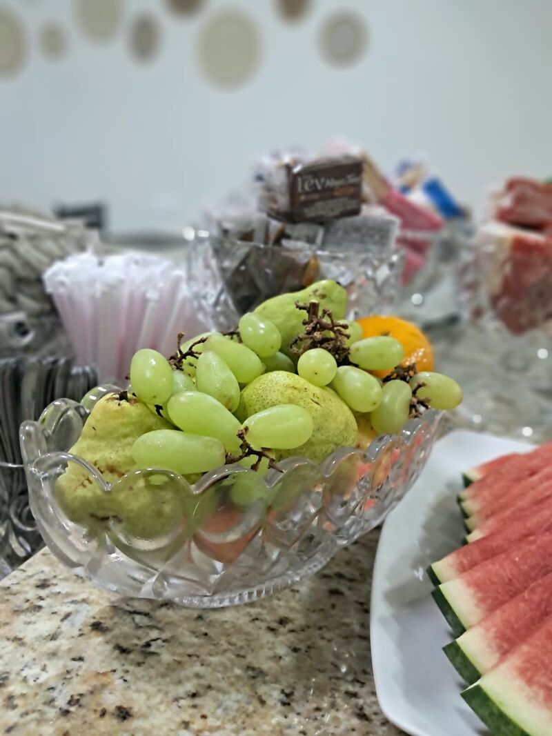 Uvas e peras em fruteira de cristal